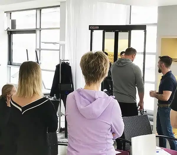 Physiotherapeut erklärt Gerätetraining an einer KGG-Fortbildung von YOLii